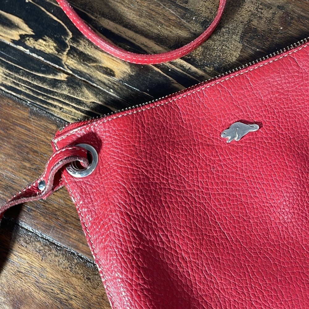 Roots pebbled leather red purse with long crossbody strap.  Made in Canada - Picture 3 of 17